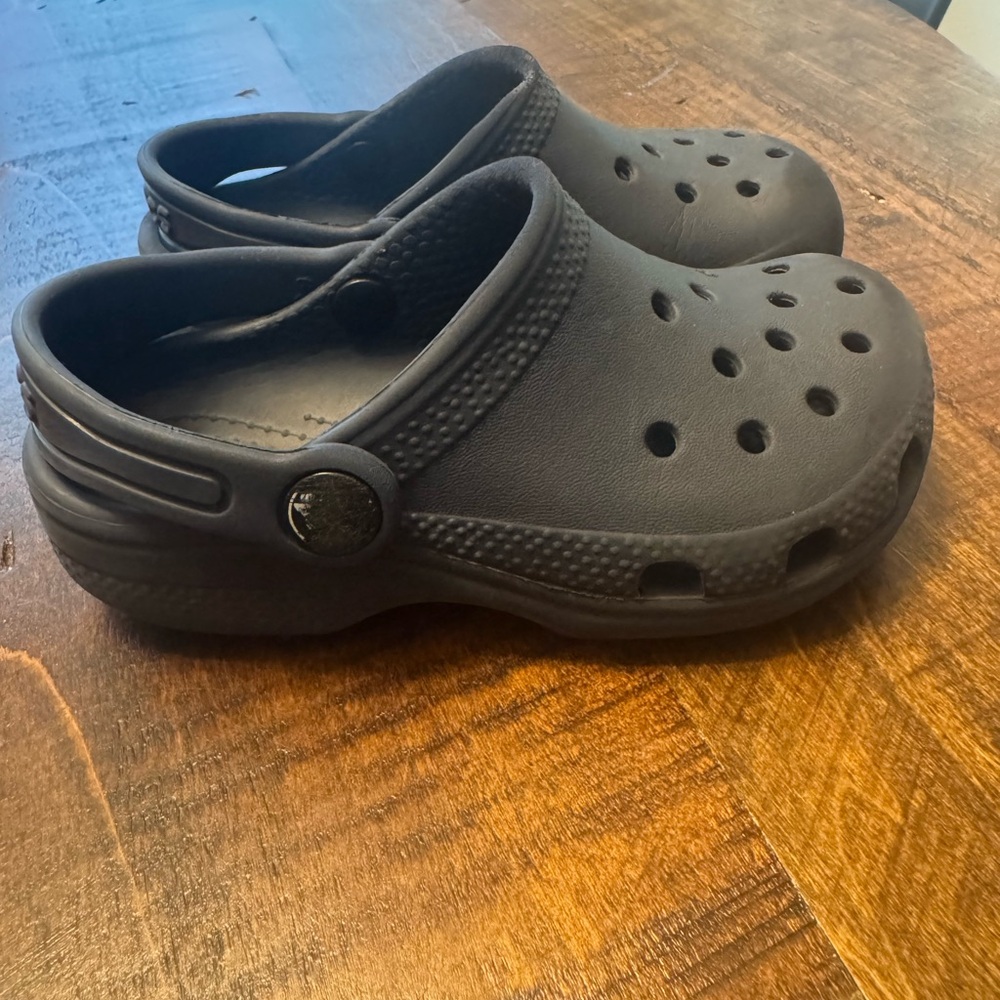 Toddler Crocs - Navy - size c9